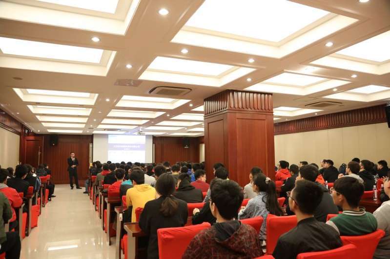 3——1——圖為銷售、技術負責人給太原科大學生進行企業介紹場景.JPG